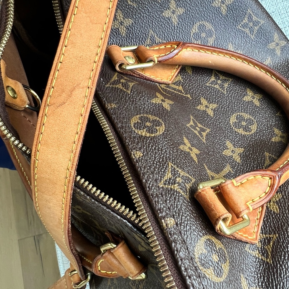 The Speedy Bandoulière 30 in signature Monogram canvas.  Comes with strap. - Picture 9 of 11
